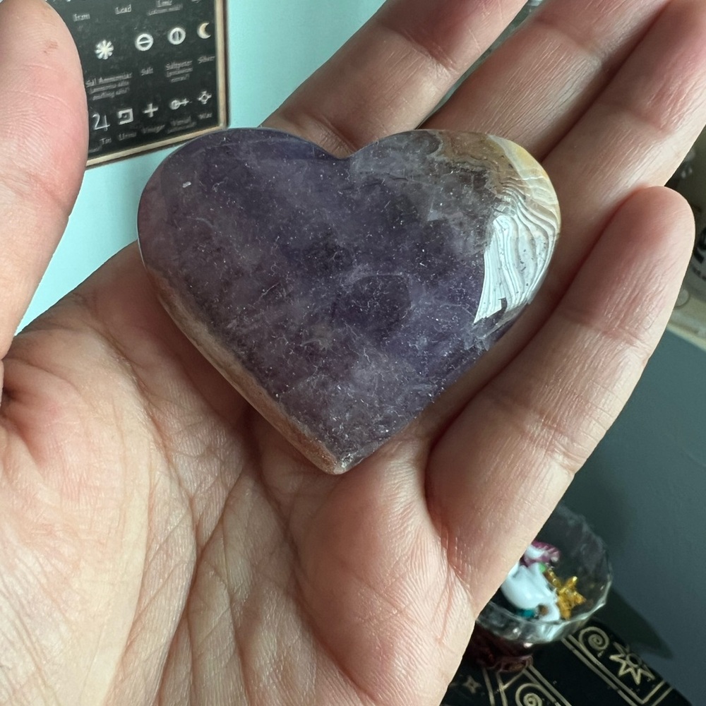 Chevron Amethyst Purple Heart-Shaped Crystal Palm Stone